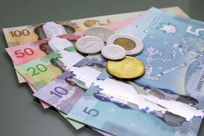 Dollar Eases as Crude Oil Prices Fall